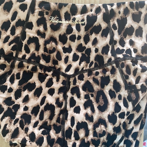 Victoria’s Secret // Leopard print Leggings small - Picture 3 of 4